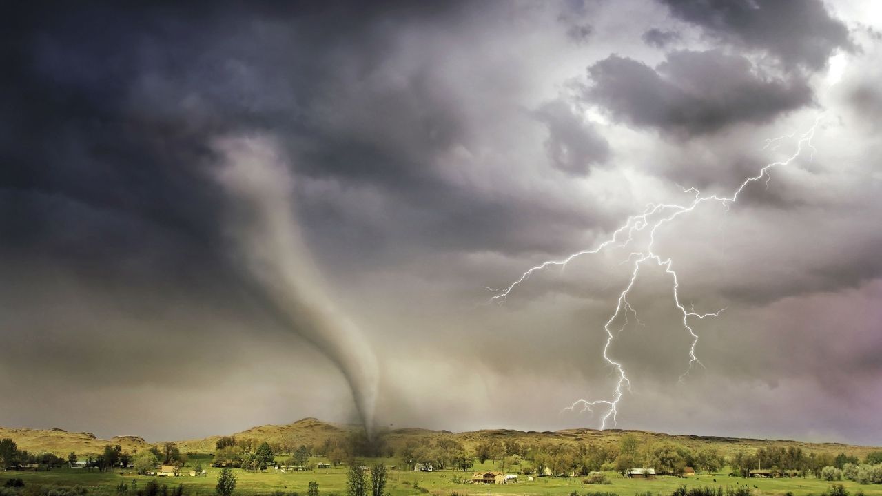 Ciclone extratropical causa ventania, frio e alerta de ressaca entre SC e RJ. Temperaturas despencam e há chance de geada e até neve.