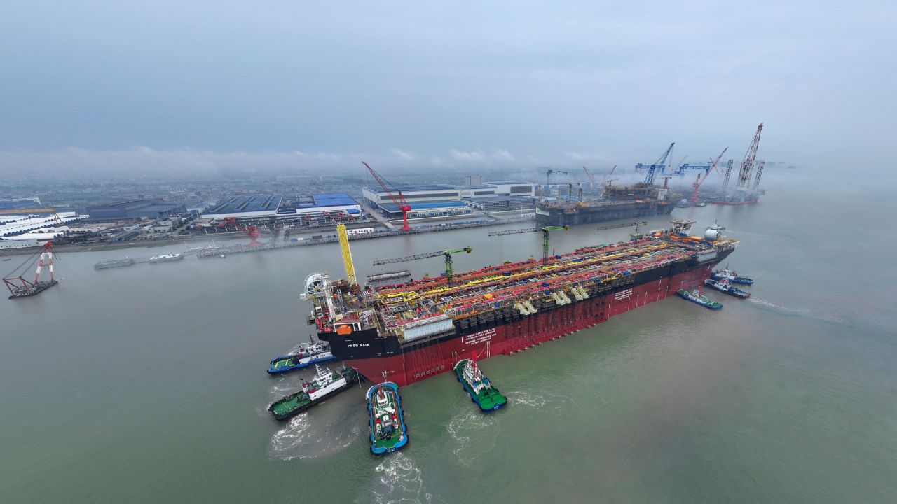 Projeto Raia avança com FPSO retirado do dique seco antes do prazo. Plataforma produzirá gás na Bacia de Campos a partir de 2028.