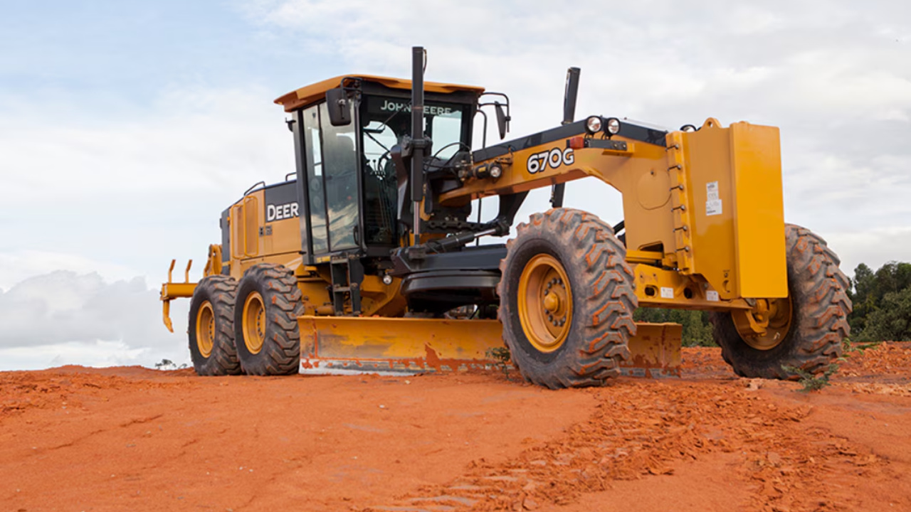 Com motor potente, cabine projetada para produtividade e manutenção simplificada, a nova John Deere 670G redefine o padrão de desempenho das motoniveladoras no Brasil. Fonte: John Deere