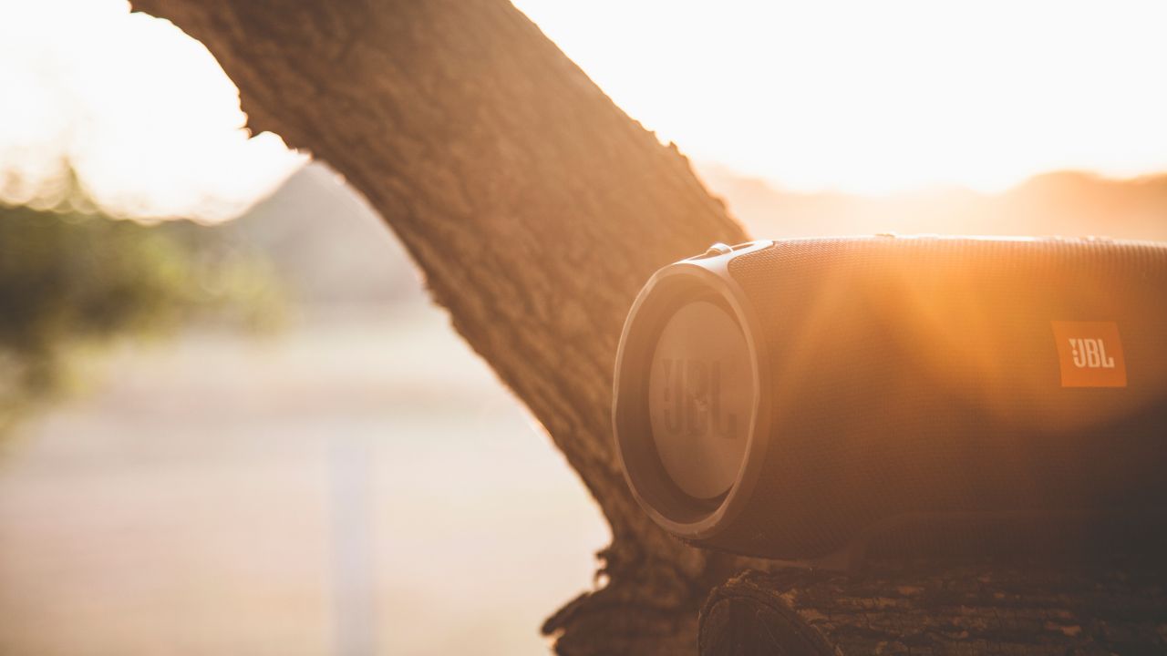 Descubra as melhores caixinhas de som à prova d’água com certificação IP67 e IP68. Modelos da JBL, Xiaomi e outras marcas.