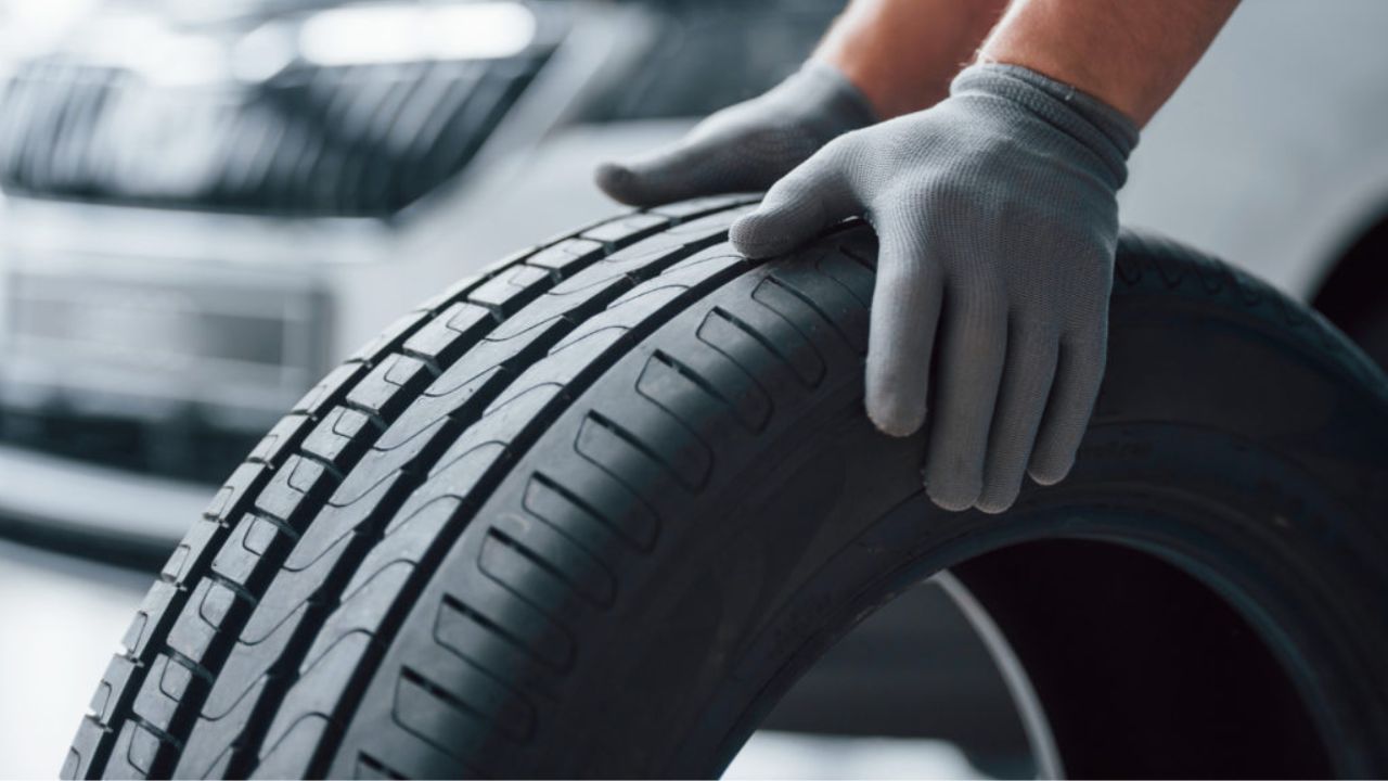 Descubra o que é pneu remold, como ele é feito, suas principais vantagens e os cuidados essenciais antes de escolher essa opção mais barata para o seu carro.