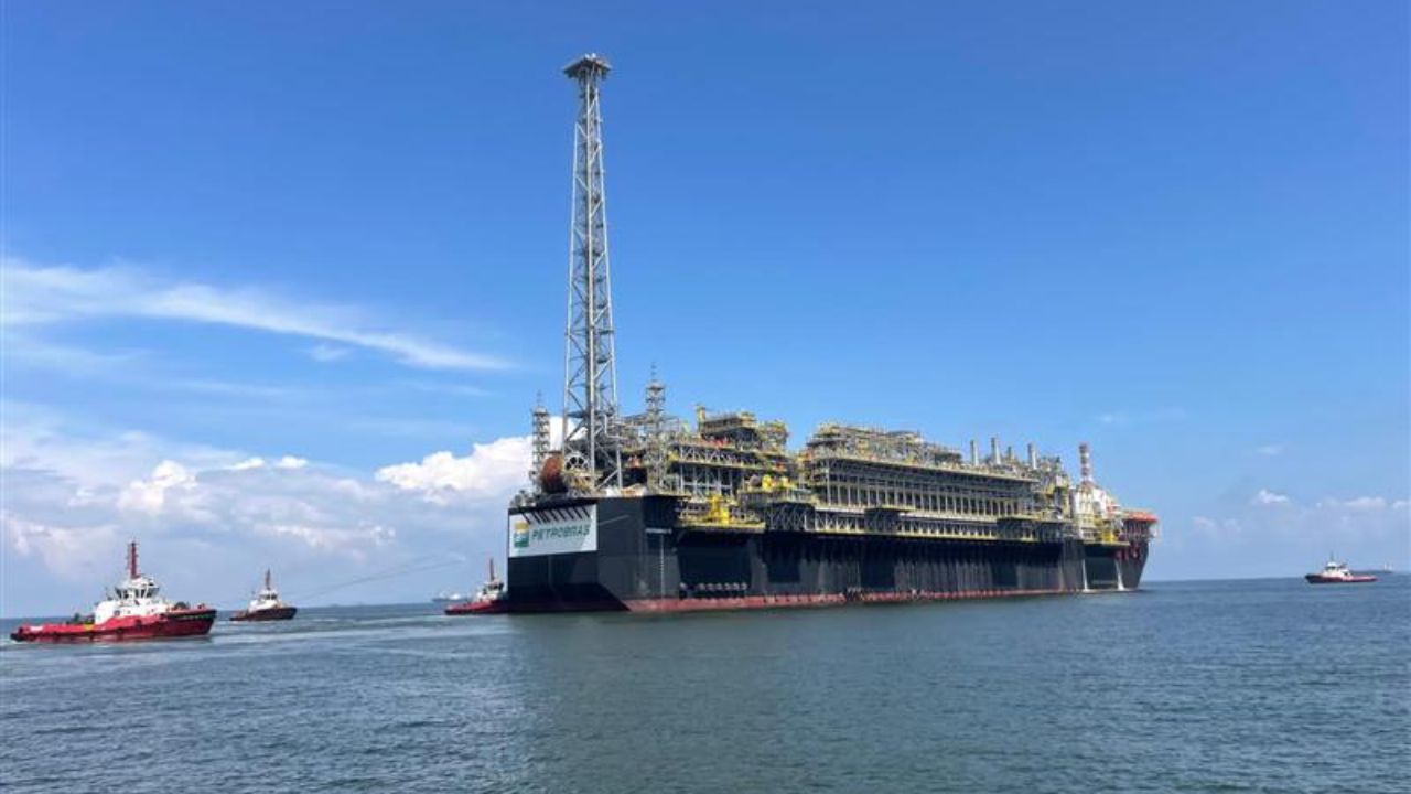 FPSO P-78, a nova plataforma da Petrobras, partiu de Singapura ao campo de Búzios. Unidade do pré-sal promete ampliar em 18% a produção total e entrar em operação em 2025.