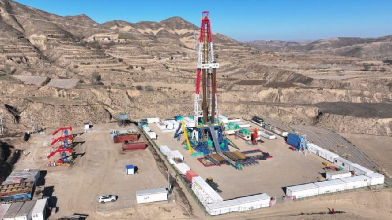 Campo de Changqing supera 10 mil toneladas diárias de produção de petróleo de xisto, marcando avanço tecnológico e estratégico no setor energético chinês.