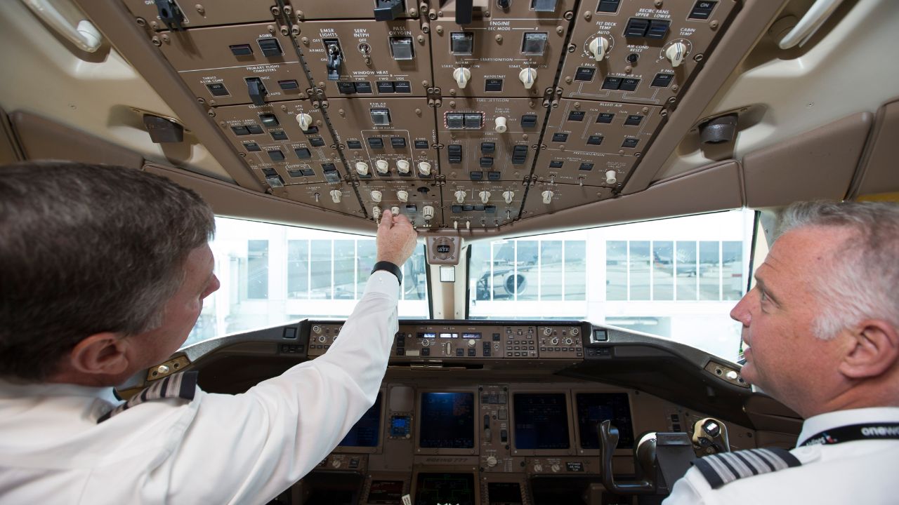 Descubra quanto ganha um piloto comercial nos Estados Unidos, os benefícios oferecidos e os desafios da formação. Saiba tudo sobre a carreira de piloto!