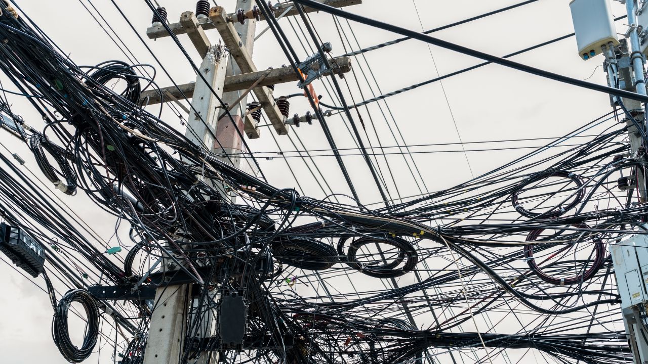 Descubra por que a rede elétrica subterrânea ainda é exceção em São Paulo, mesmo após apagões causados por temporais e ventos fortes. Entenda os desafios e os custos.