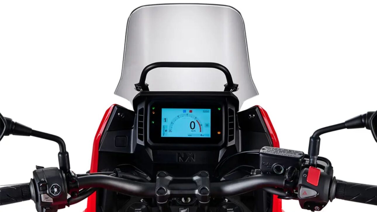Honda NX 500 2026 chega ao Brasil com motor renovado, painel digital, controle de tração e design robusto. Veja detalhes, preço e novidades.