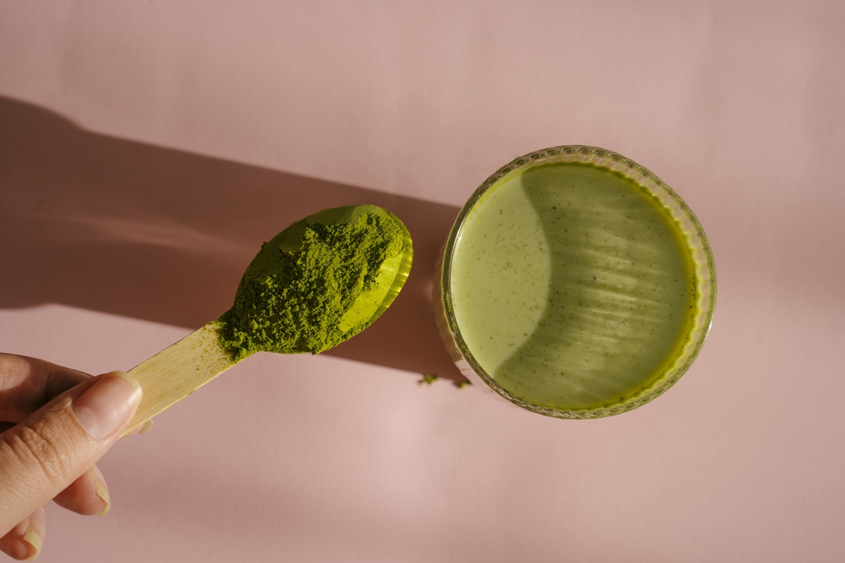Matcha ultrapassa a tradição japonesa e ganha espaço em lattes, bolos e cosméticos. Descubra os bastidores dessa febre global.