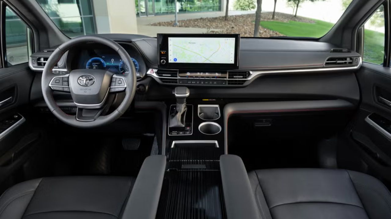 Conheça a Toyota Sienna 2025: a minivan híbrida mais eficiente do mercado. Veja preço, consumo, tecnologia e tudo sobre o modelo que desafia os SUVs.