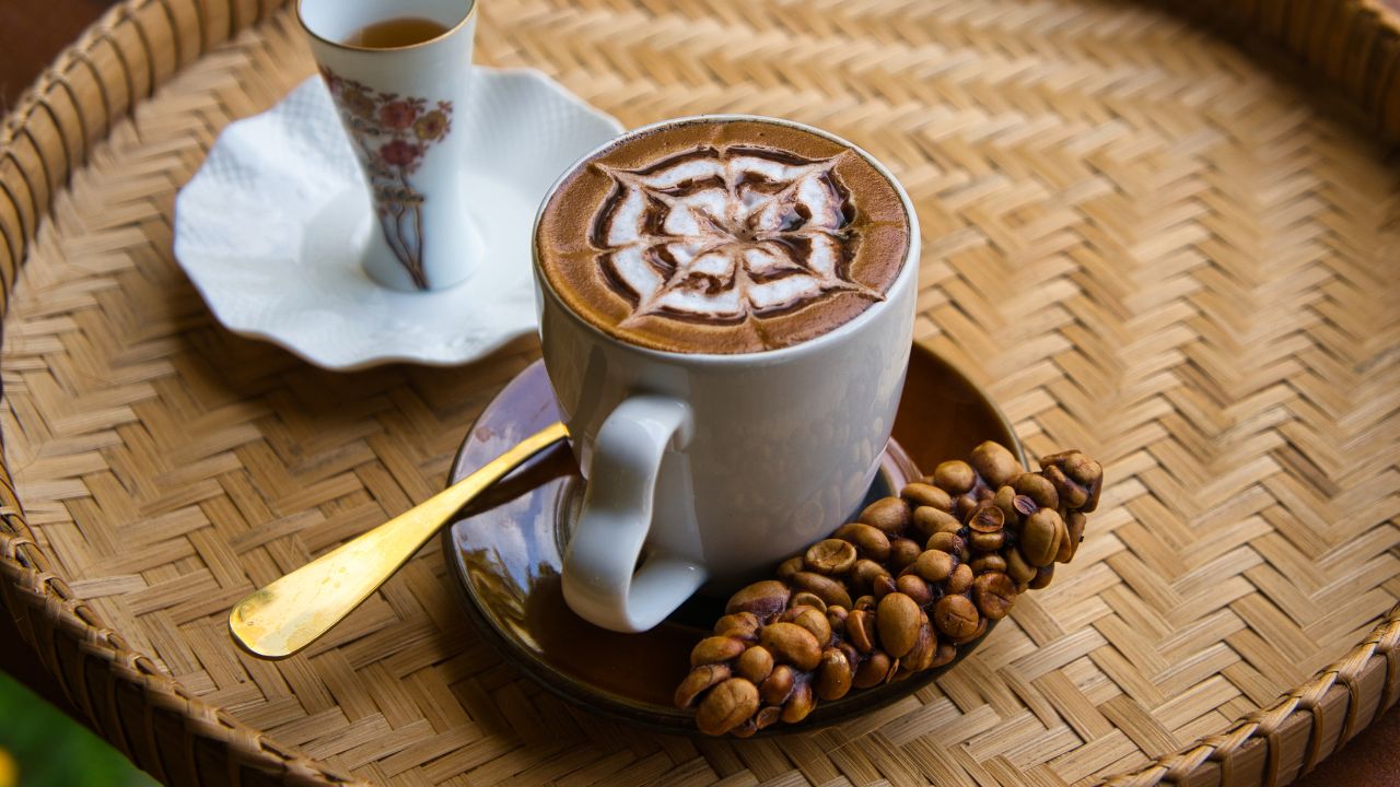 Descubra por que o Kopi Luwak, o café civeta, é o mais caro do mundo e como seu processo inusitado levanta questões sobre bem-estar animal e sustentabilidade.