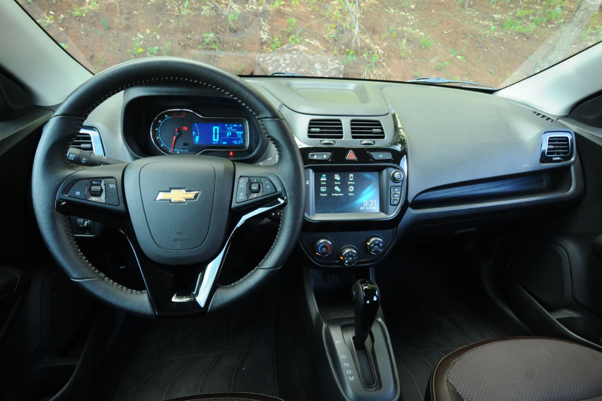 Carros excelentes por R$ 35 mil incluem VW Up, Chevrolet Cobalt e Toyota Fielder, todos com consumo médio acima de 14 km/l na gasolina