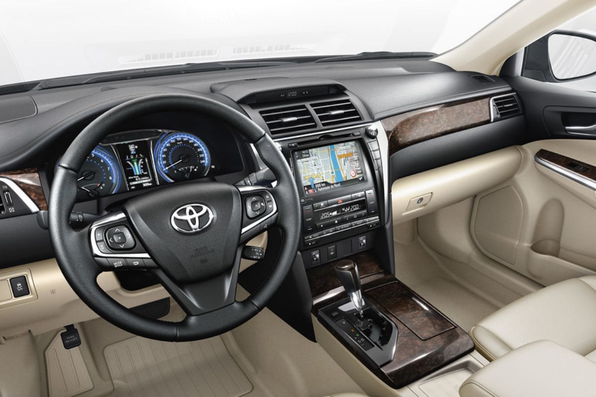 5 carros da Toyota unem durabilidade, conforto e pacote de segurança completo por preços equivalentes a modelos compactos novos