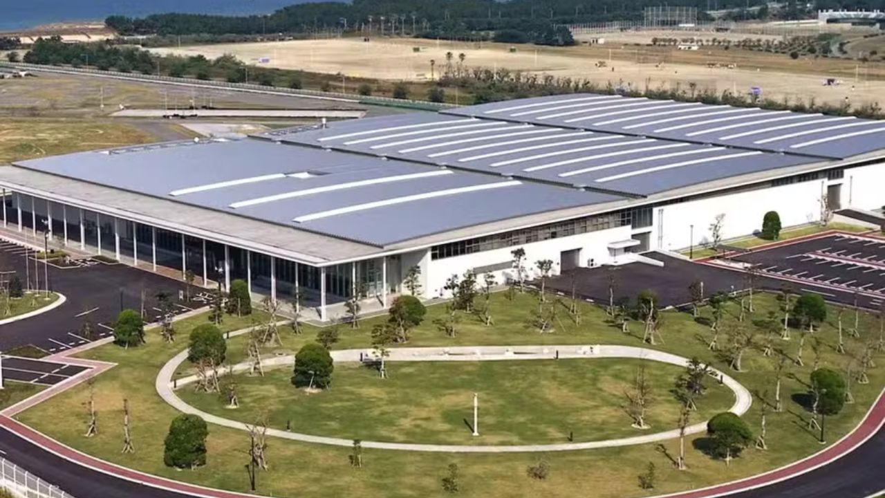 A incrível usina japonesa usa uma membrana especial para separar a água do mar da água doce e gerar energia de forma contínua, dia e noite