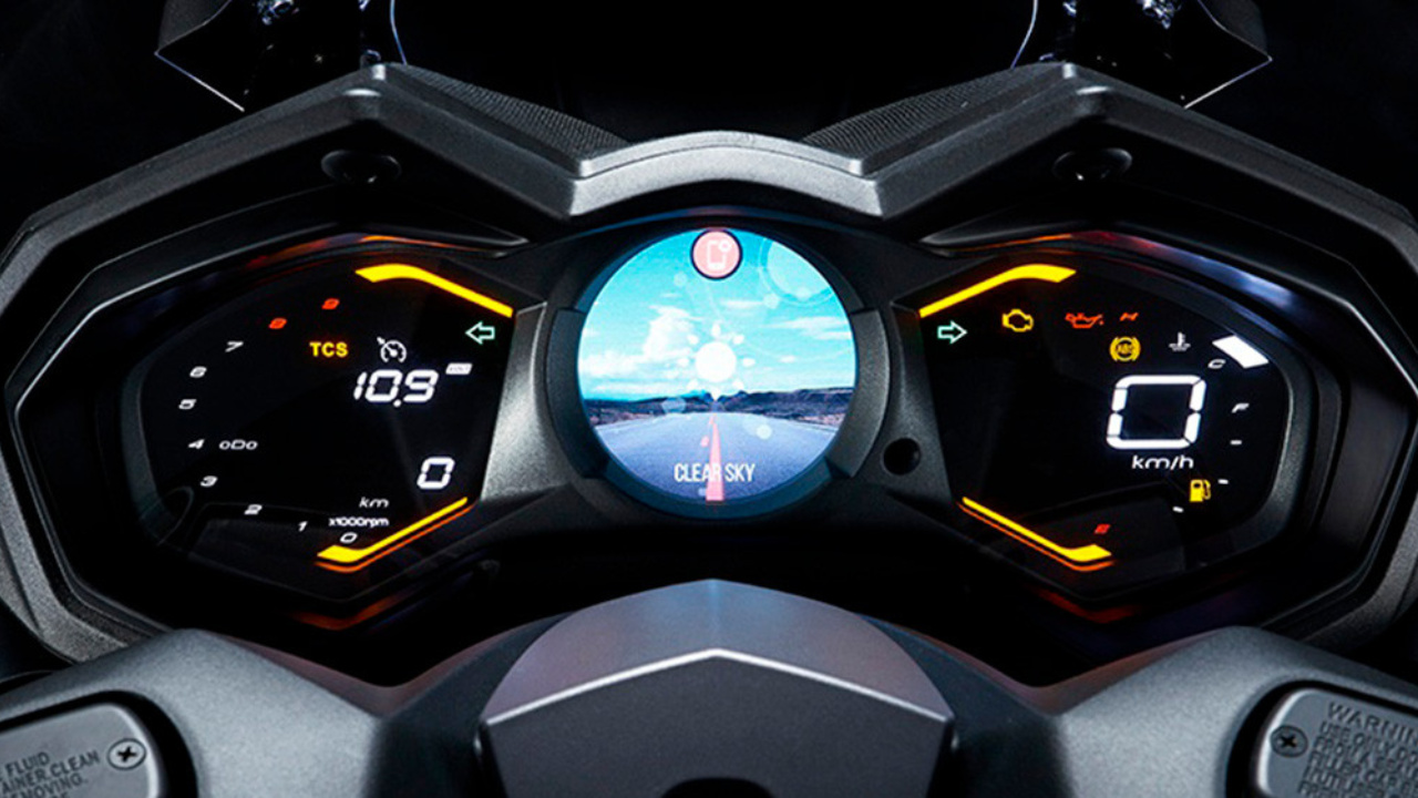 Conheça a AK550 Premium, a maxi-scooter da Kymco que une tecnologia avançada, conforto e desempenho de alto nível, ideal para quem busca praticidade e emoção em uma moto. Fonte: Kymco Motos