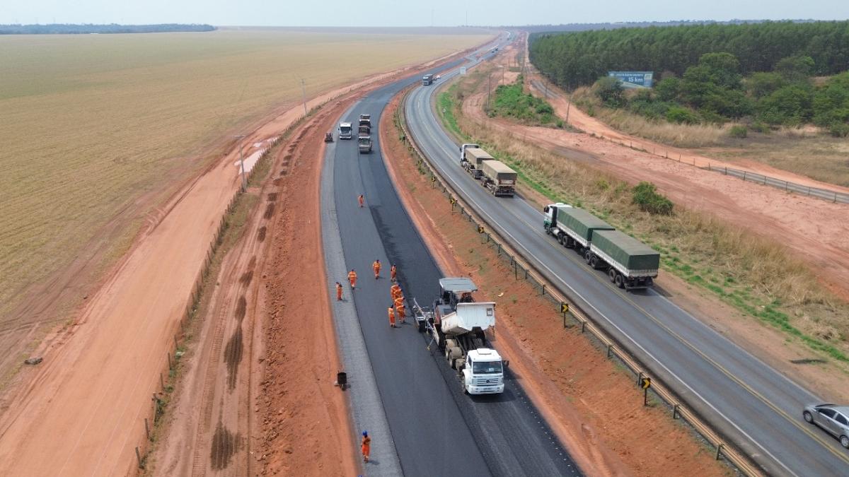 A ANTT aprova o novo contrato da BR-163, que receberá 203 km de duplicação e R$ 9,3 bilhões em investimentos. Saiba das melhorias.