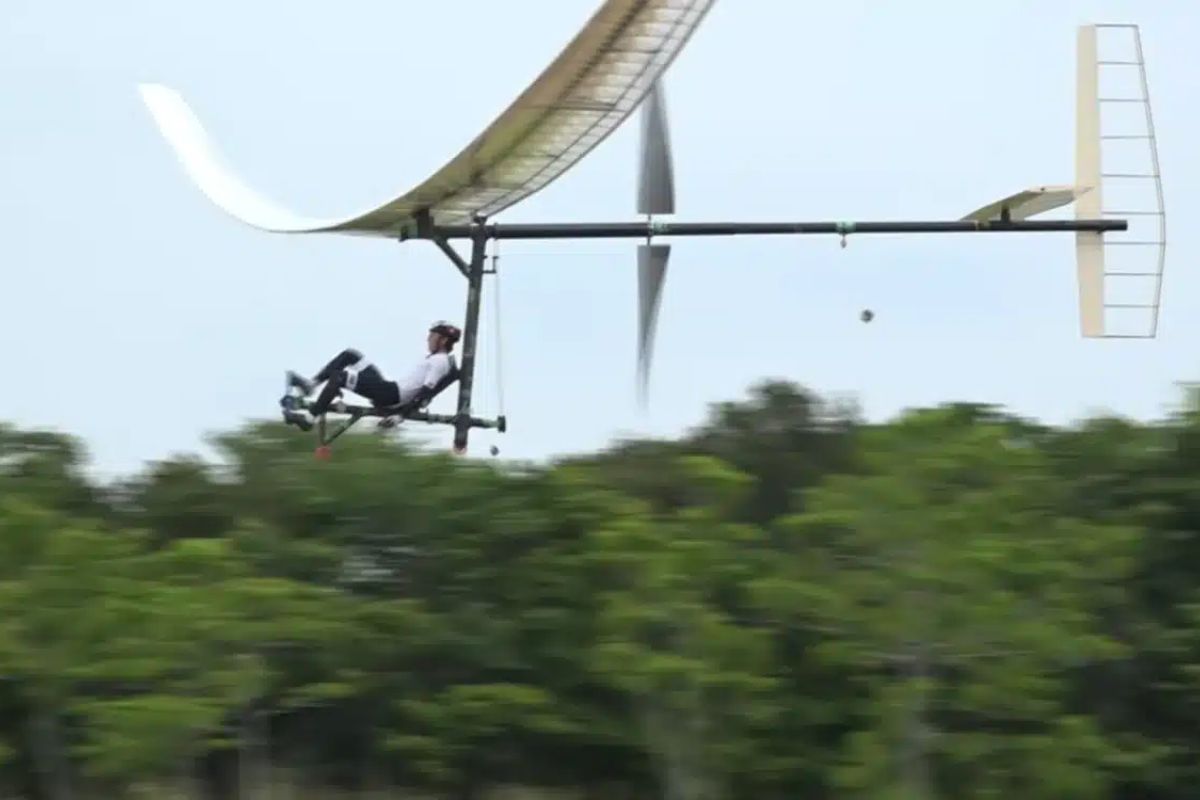 Sem gastar uma gota de combustível, bicicleta voadora percorre distância equivalente a um trajeto urbano médio