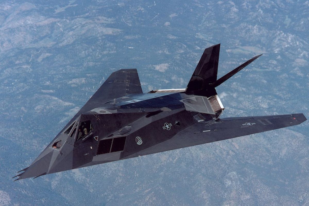 Mesmo aposentado há 17 anos, bombardeiro furtivo F117 será mantido ativo até 2034 em testes nos EUA