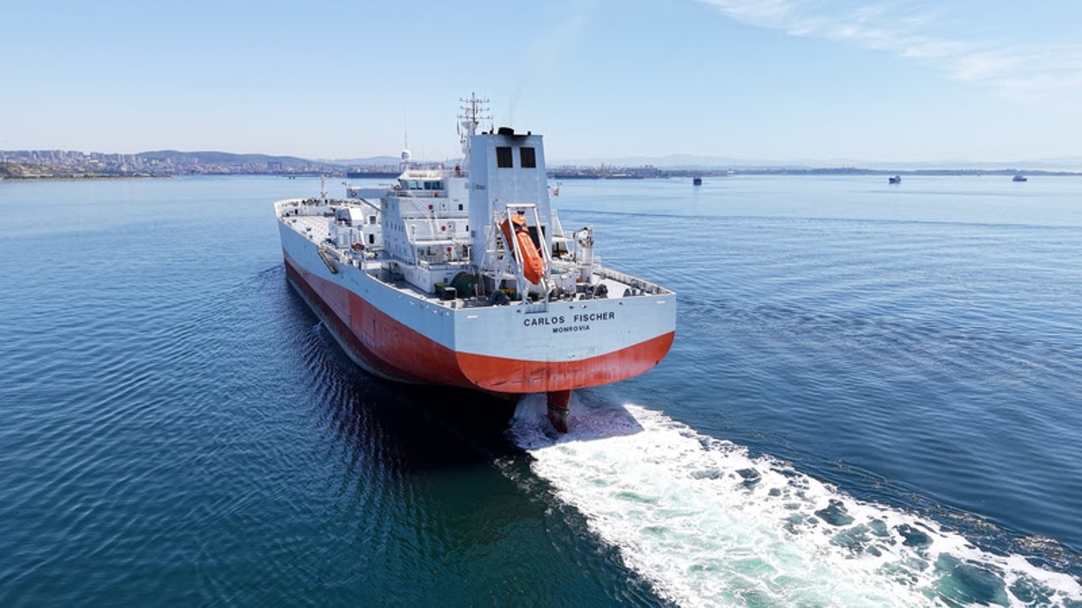 Navio-tanque Carlos Fischer navegando em mar aberto com uso de biocombustível