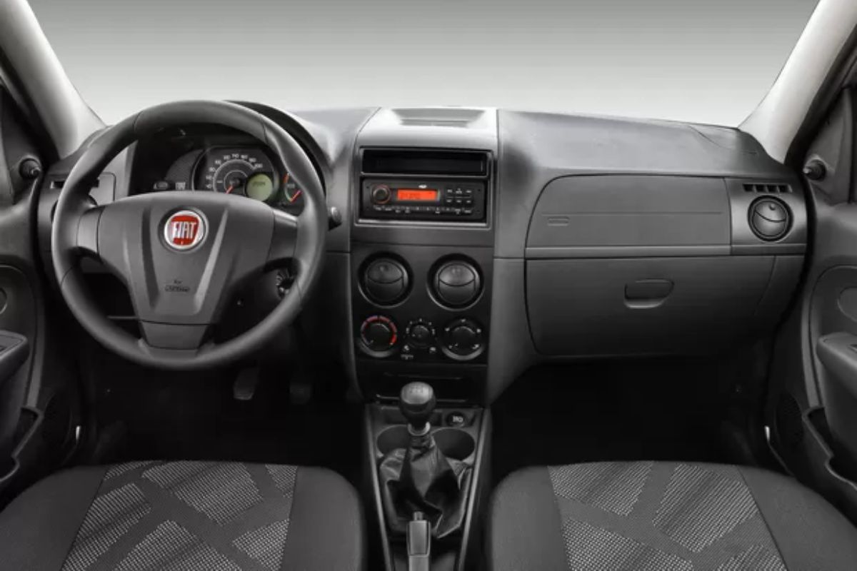 Carros usados de até R$ 30 mil oferecem porta-malas generoso em sedãs como Logan e Corolla 2008, alternativas econômicas diante dos preços abusivos atuais