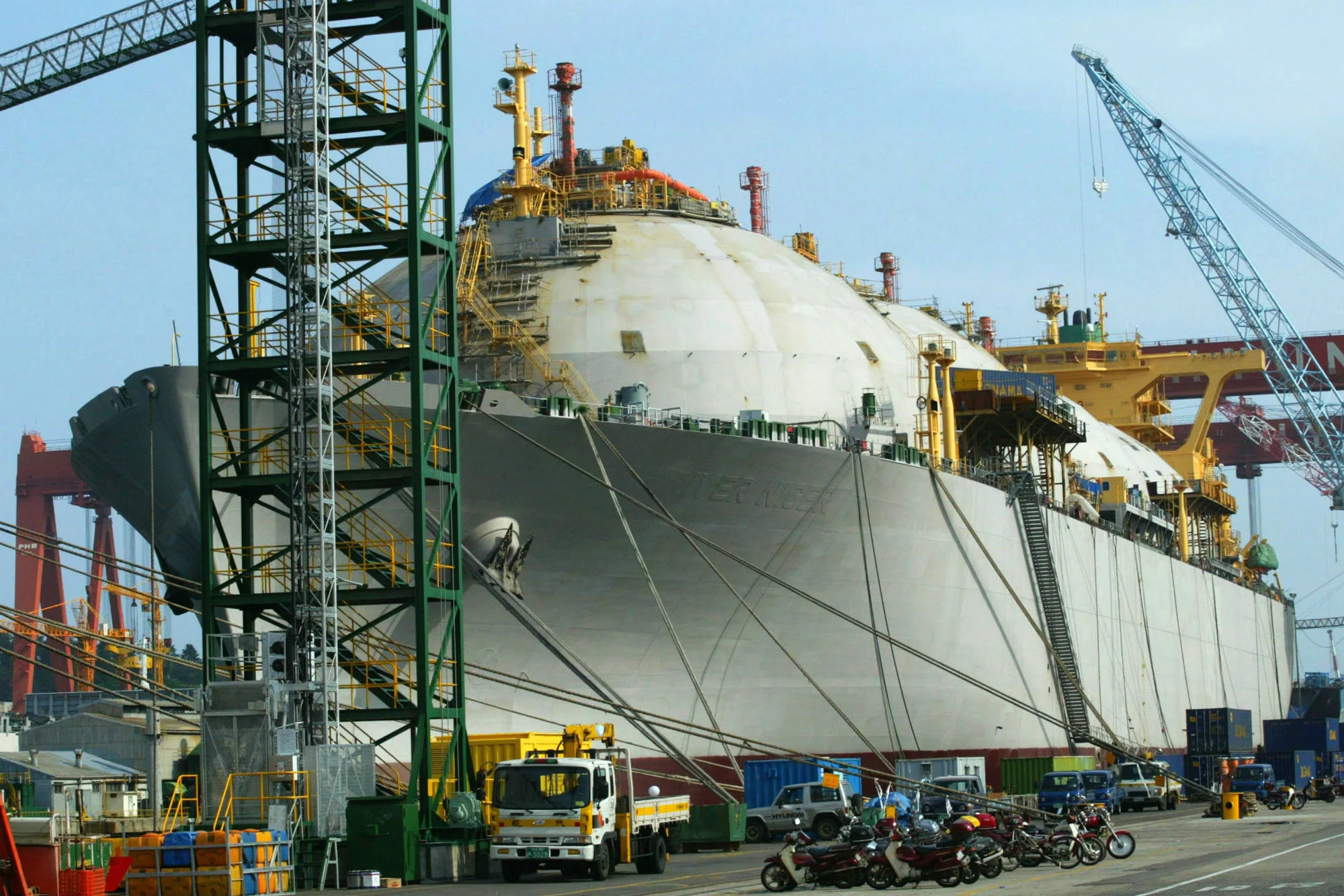 A China anuncia a criação do maior estaleiro do mundo, a CSSC. A fusão bilionária busca cortar custos e superar a turbulência do setor.