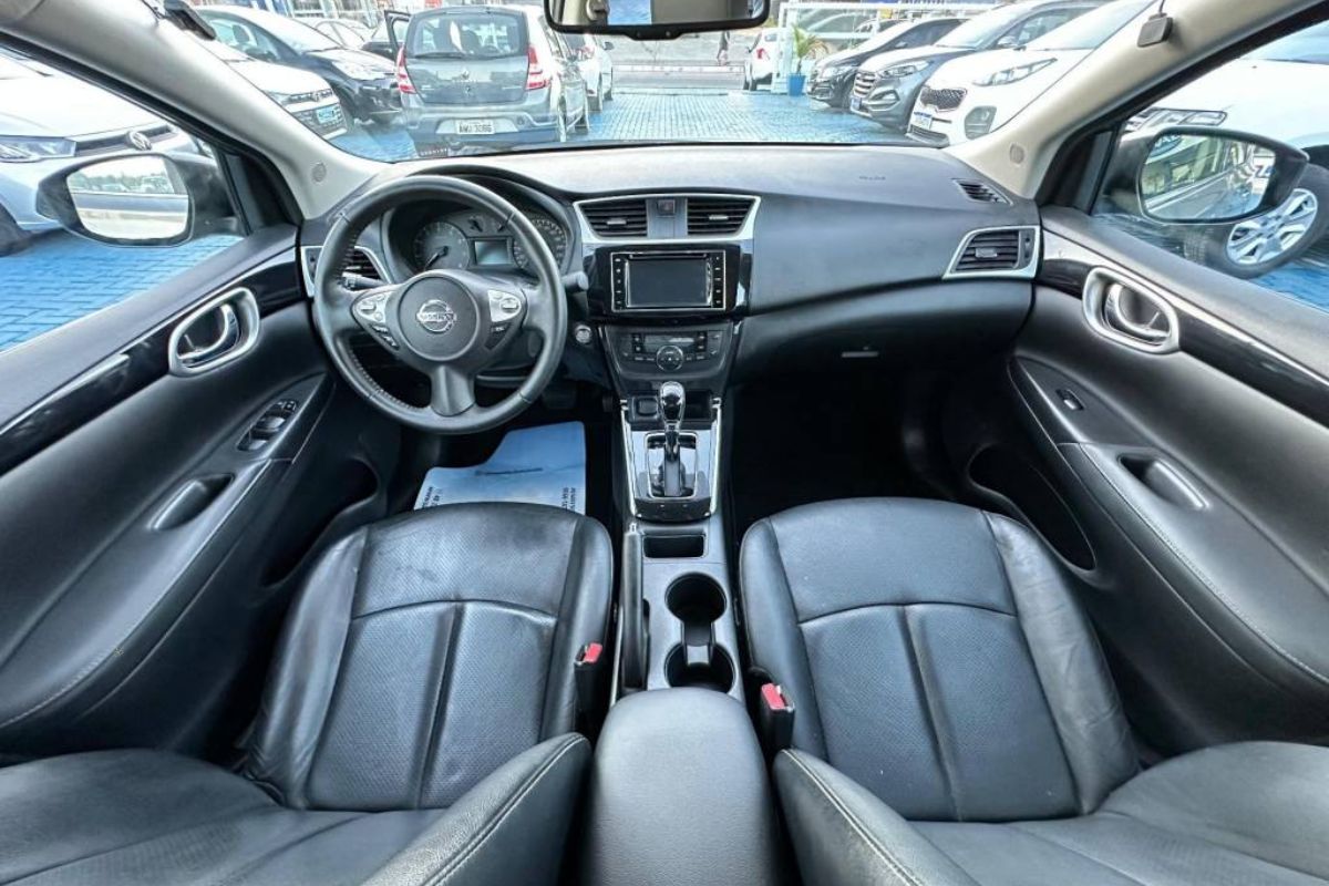 Nissan Sentra SL 2.0 entrega até 13,9 km/l na estrada e porta-malas de 503 litros com pacote de segurança avançado