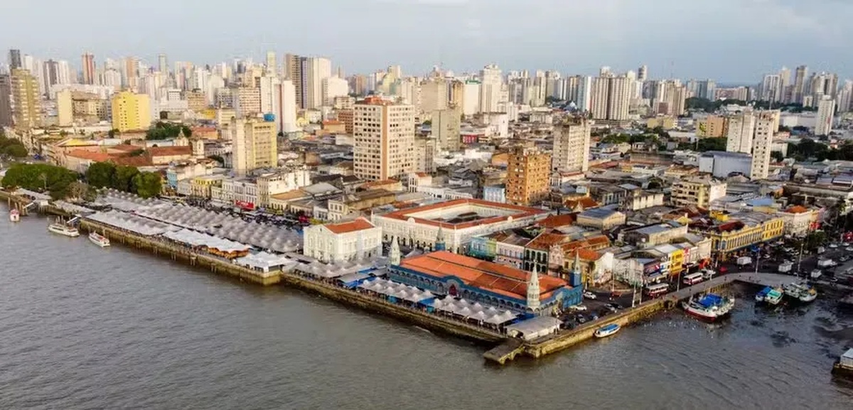Vista aérea de Belém com destaque para hotéis e infraestrutura urbana, ilustrando a sede da COP30 e a alta nos preços de hospedagem