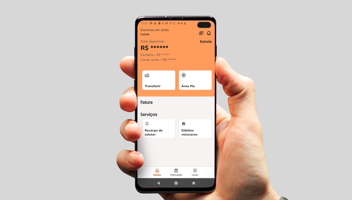 Aplicativo Jeitto exibido na tela de smartphone segurado por uma mão, com opções de Pix, transferência e serviços