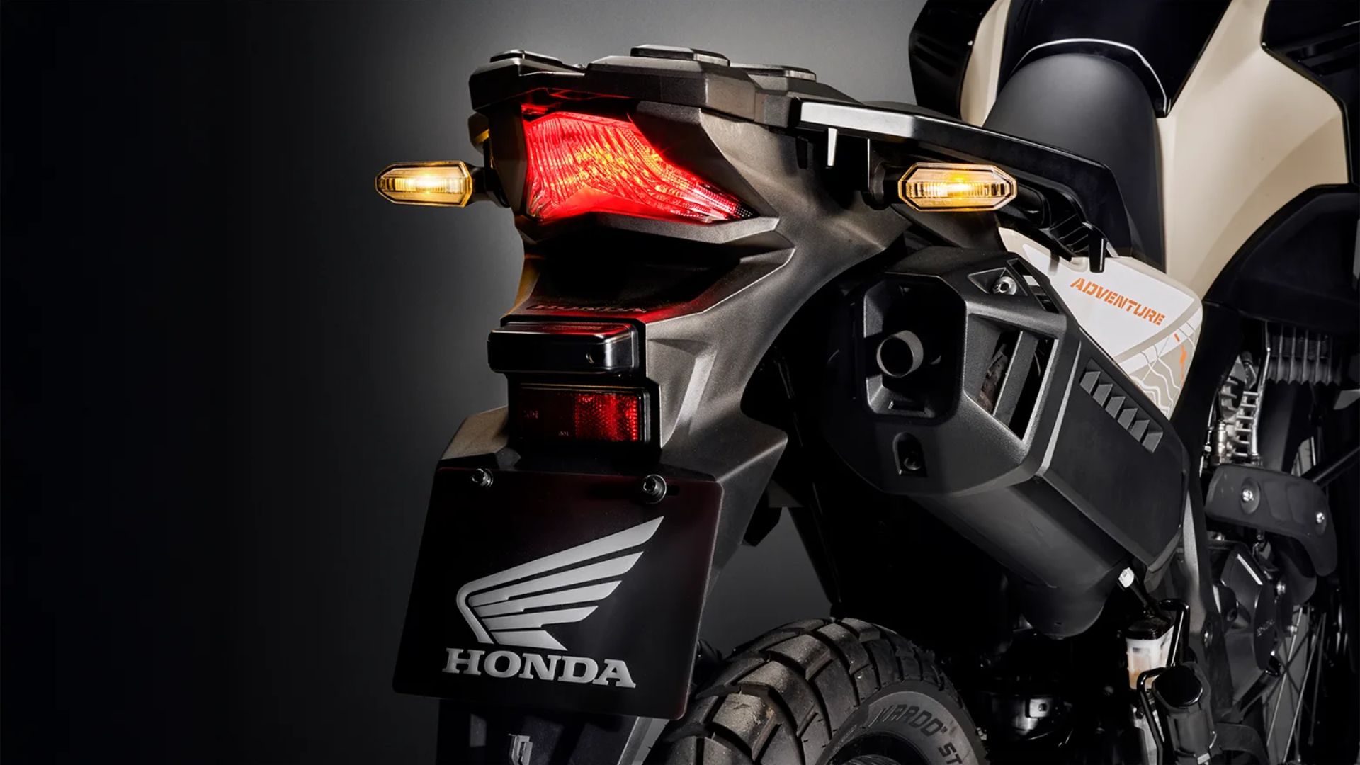 Honda Sahara 300 2026 estreia no Brasil com motor flex, painel digital, ABS, novas cores e garantia de 3 anos. Confira versões e preços.