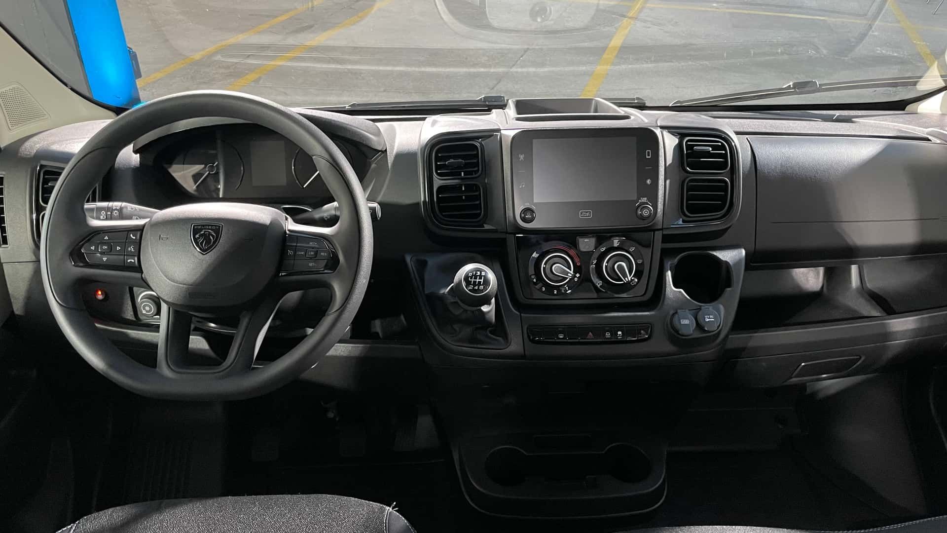 Descubra tudo sobre o novo Peugeot Boxer 2026: motor 2.2 turbodiesel, até 18 lugares, visual renovado e tecnologia para o segmento de vans.