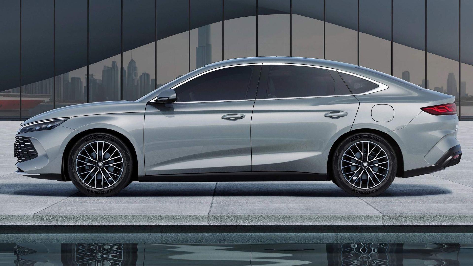 Conheça o BYD Qin, sedan elétrico com 220 cv e 1.200 km de autonomia, líder de vendas global, mas ainda ausente do mercado brasileiro.