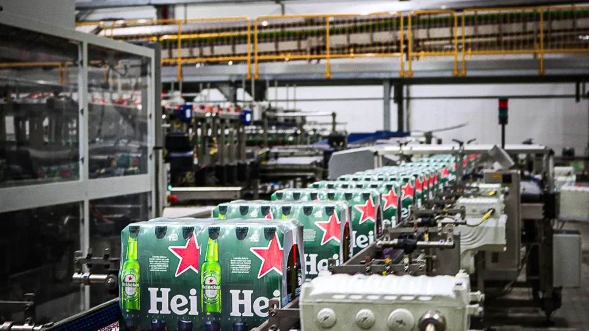 Heineken investe R$ 1,2 bilhão na expansão de sua cervejaria em Pernambuco, triplica produção de Amstel e foca em sustentabilidade.