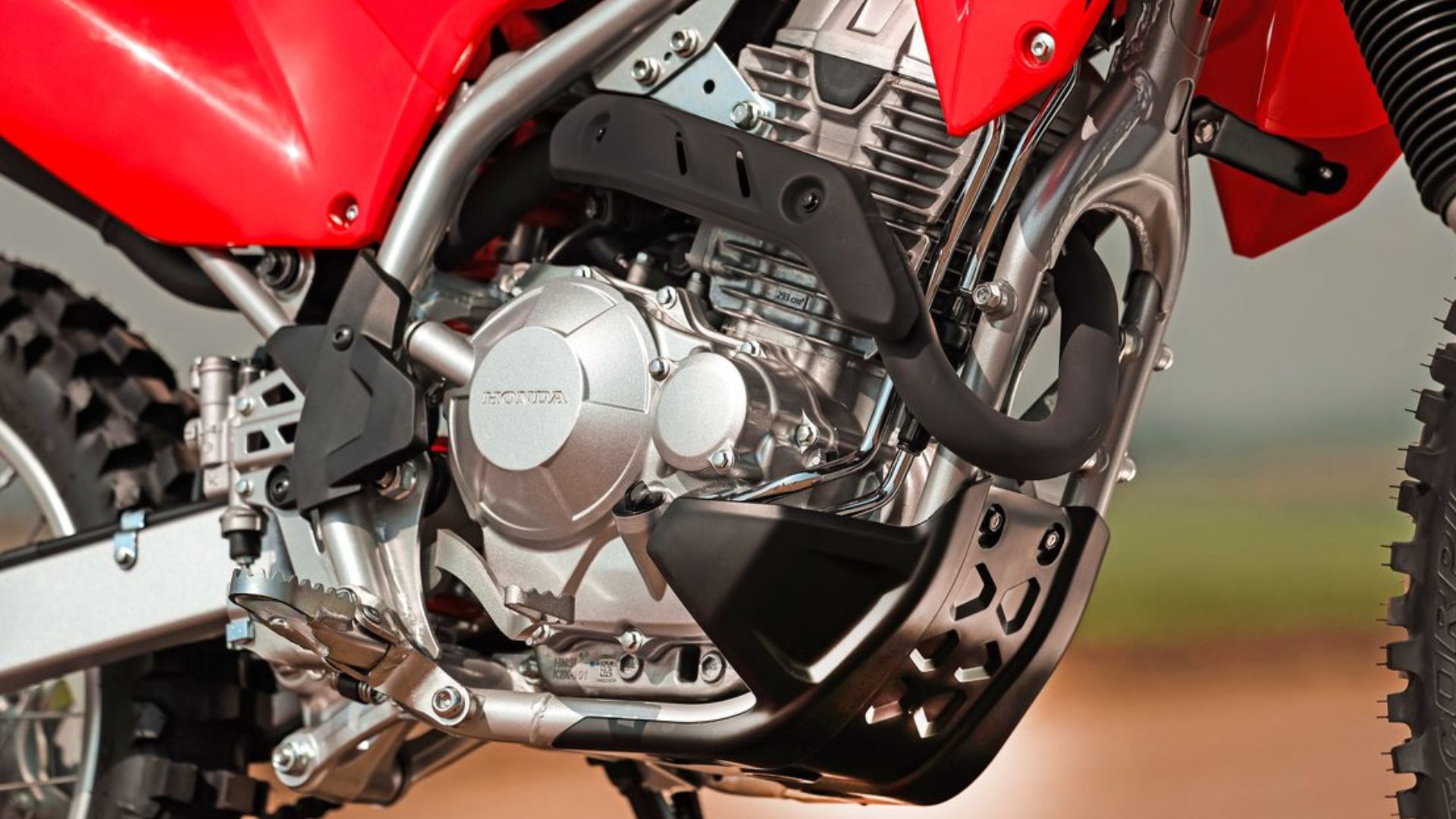 Nova Honda CRF 300F 2026 chega com motor 293cc, 24,6 cv, câmbio de 6 marchas, suspensão redesenhada e preço sugerido de R$ 24.027.