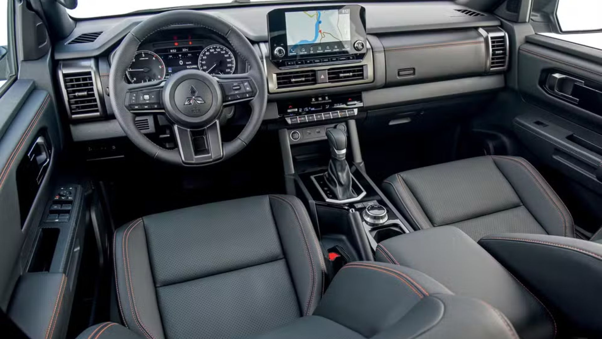 Mitsubishi Triton Katana chega com 205 cv, 7 modos off-road e direção elétrica, mas mantém central simples e acabamento básico.