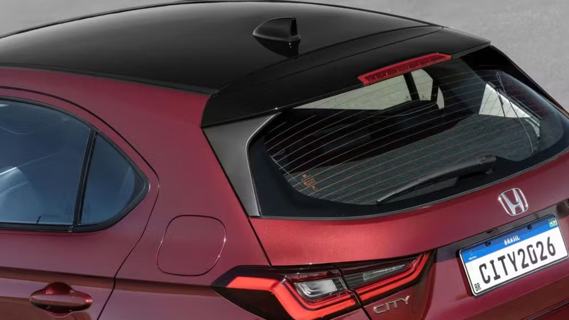 Honda lança City Touring Sport 2025 com motor 1.5 de 126 cv, câmbio CVT, visual Vermelho Supernova e pacote esportivo exclusivo.