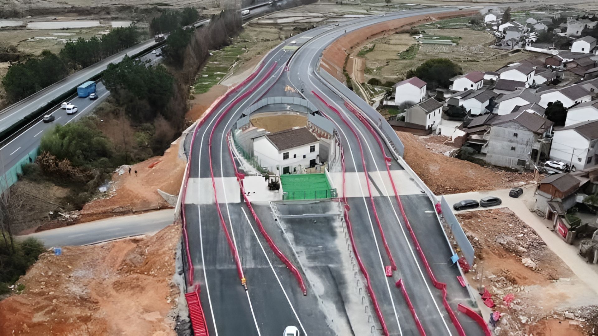 Família chinesa recusou indenização de R$ 1,2 milhão, ficou isolada no meio de rodovia e abandonou a casa apelidada de Olho de Jinxi.