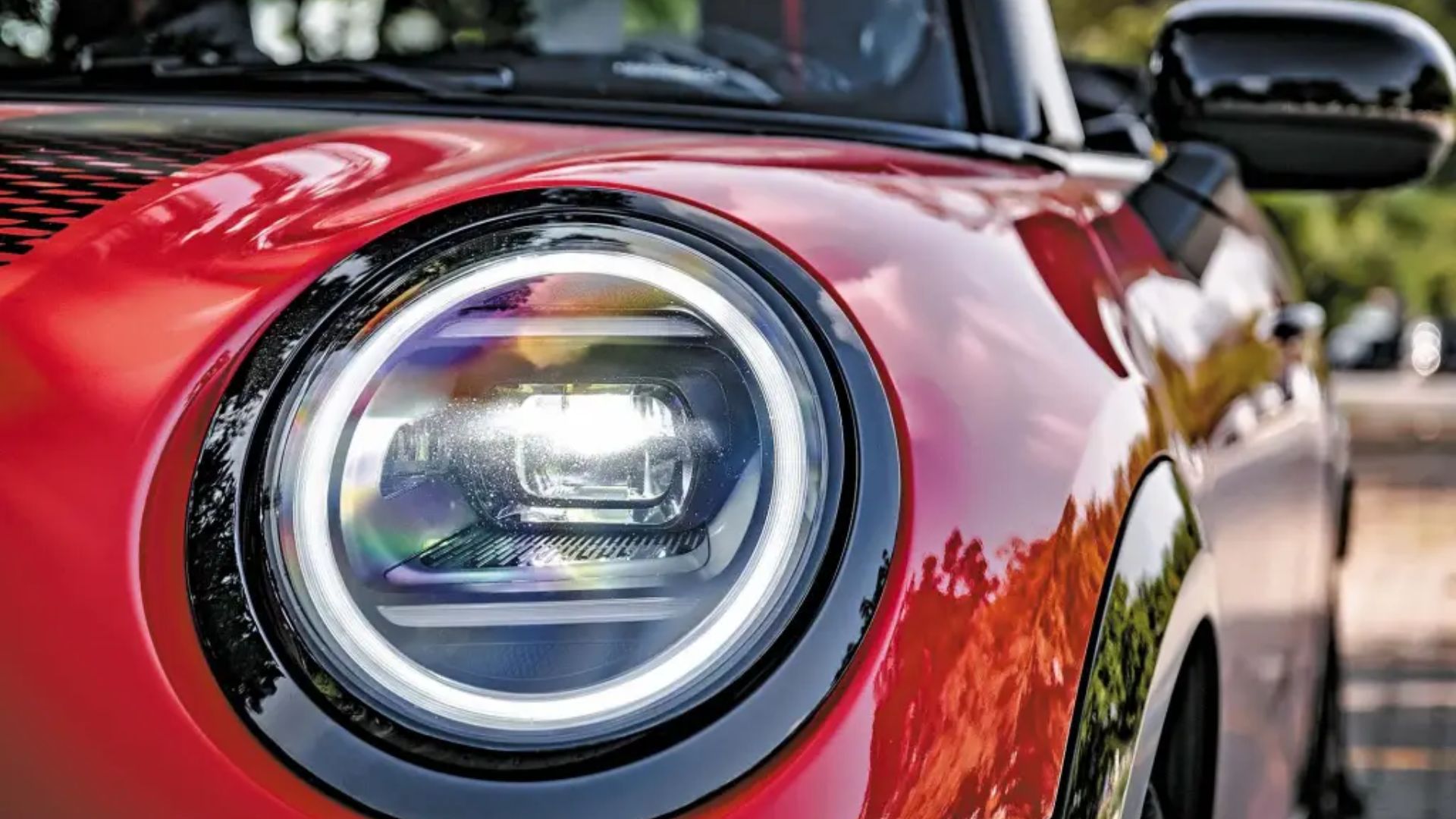 Mini JCW Cabrio chega ao Brasil por R$ 349.990 com motor turbo, freios ventilados, capota elétrica e painel OLED à prova de sol. (Fernando Pires/Quatro Rodas)