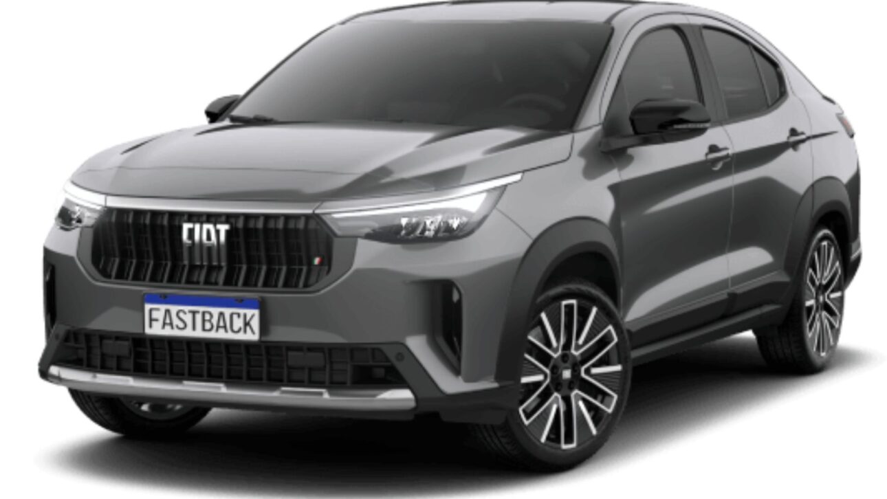Fiat Fastback 2026 chega reestilizado com descontos de até R$ 32 mil, motor híbrido leve e porta-malas de 600 litros.