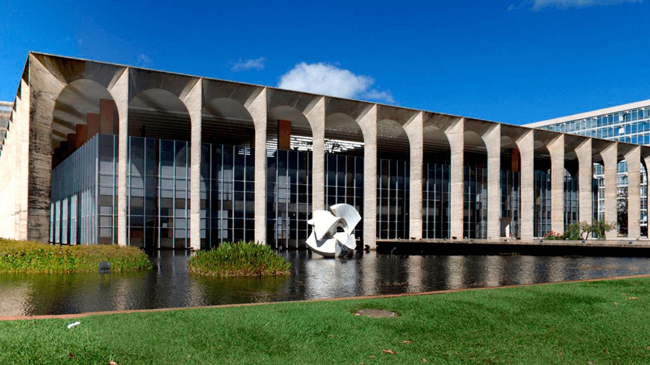 O Itamaraty detalha respostas à investigação dos EUA sobre supostas práticas comerciais do Brasil, abordando pix, tarifas, entre outros.