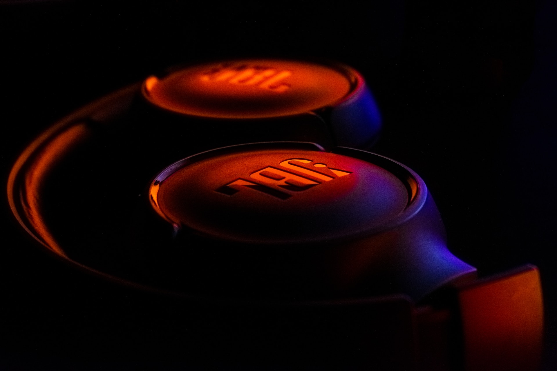 JBL Tune 510BT por R$ 199 entrega graves puros e bateria de 40 h que só rivais trazem acima de R$ 500 — som potente por pouco