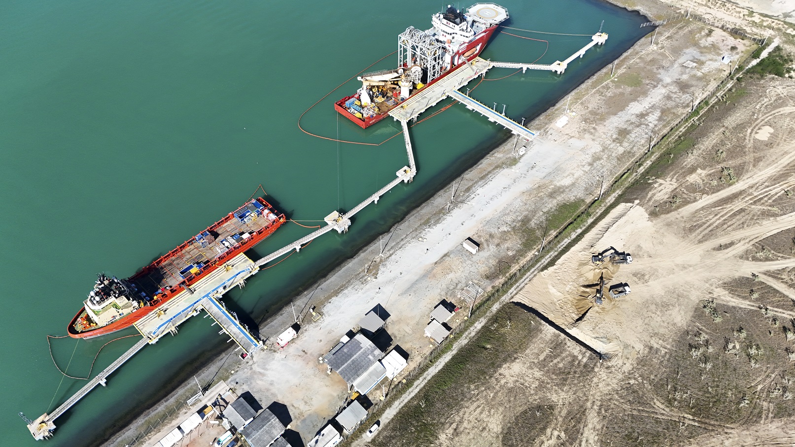 Vista aérea do terminal de líquidos do Porto do Açu com navios atracados e obras de infraestrutura em andamento