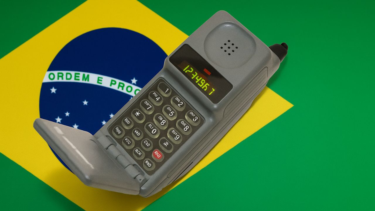 O Motorola PT-550 foi o primeiro celular vendido no Brasil. Lançado em 1990, o modelo ficou conhecido como "tijolão" e revolucionou a telefonia móvel no país.