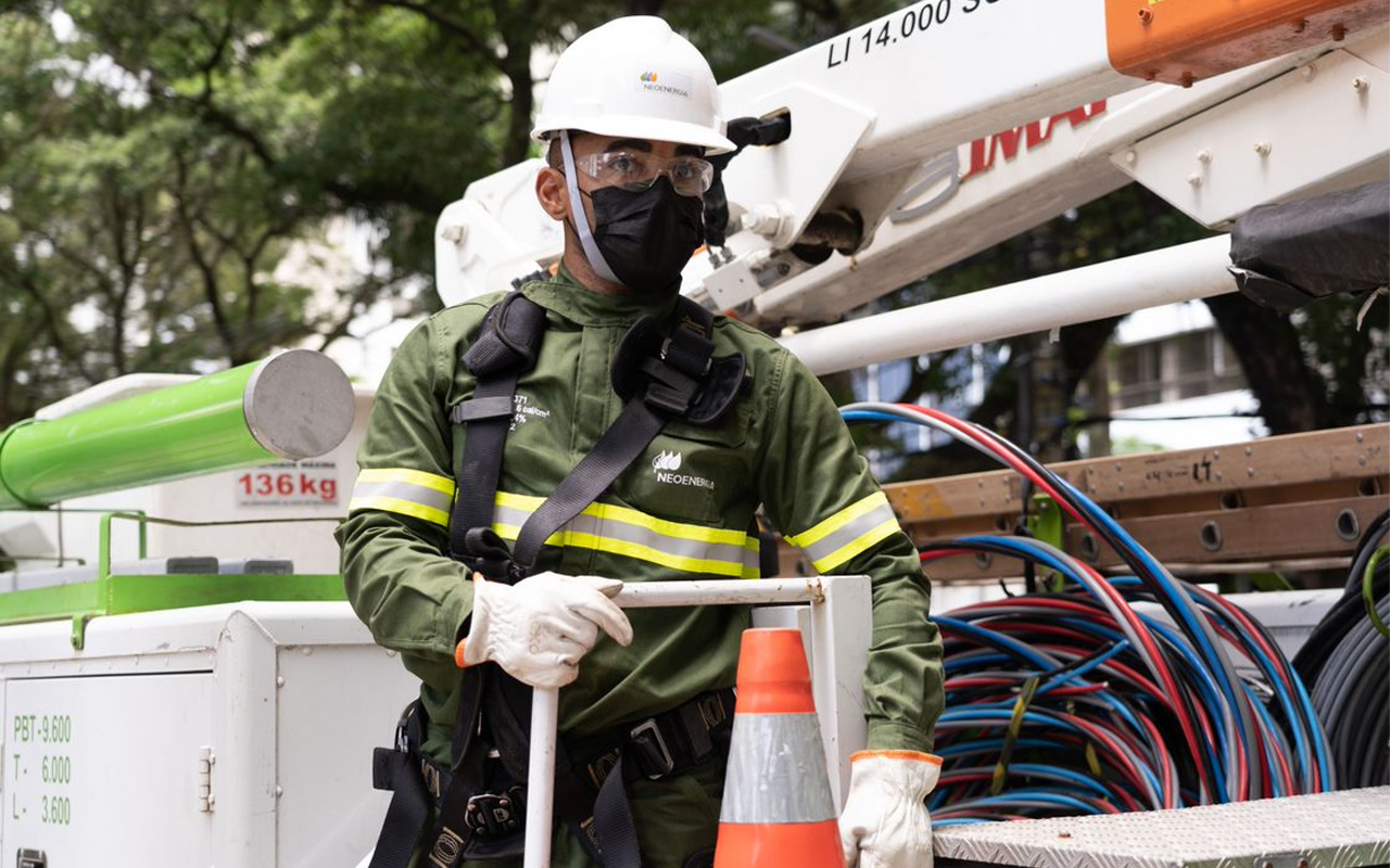 Neoenergia Coelba abre 150 vagas para eletricistas em 9 cidades da Bahia com início imediato, inscrições vão até 31 de agosto