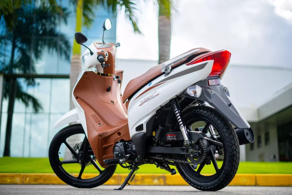 Cinquentinha com motor de 49 cc faz até 50 km/l, tem freio a disco e painel digital por menos de R$ 11 mil