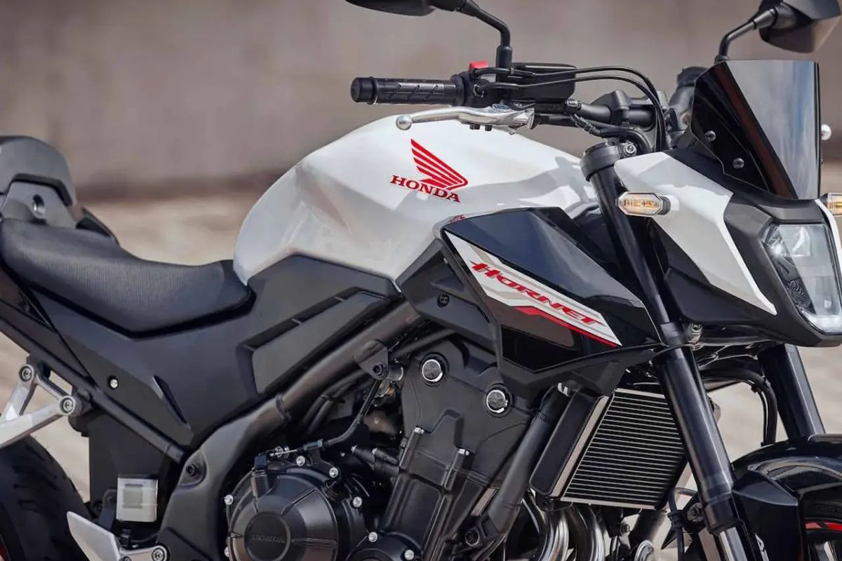 Nova moto da Honda CB500 Hornet combina motor de 471 cm³, potência de 47 cv e autonomia próxima de 30 km/l em modelo com design esportivo