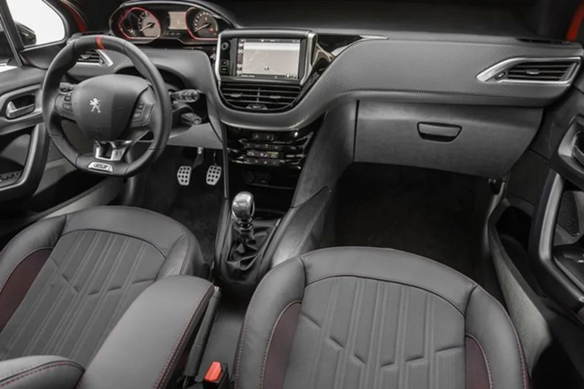 Peugeot 208 GT 2018 combina teto panorâmico, bancos esportivos e central multimídia com preço médio de R$ 71 mil na Fipe