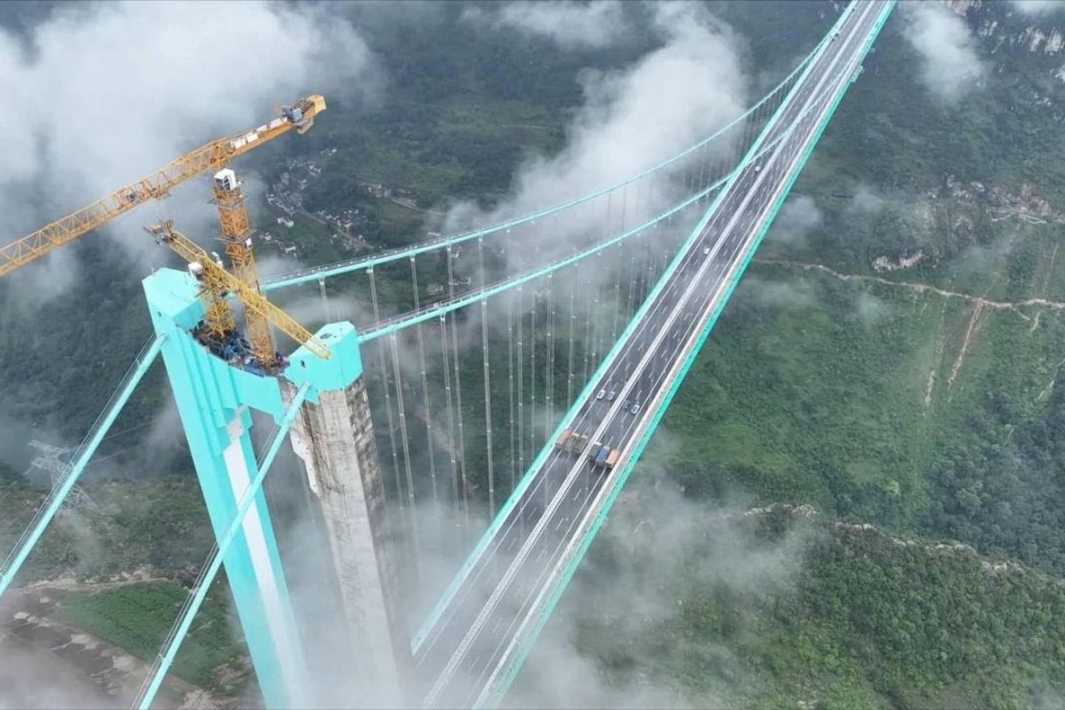 Ponte mais alta do mundo impressiona com 625 metros sobre o rio Huajiang, concluindo avaliação estrutural com 96 caminhões carregados de 3,3 mil toneladas.