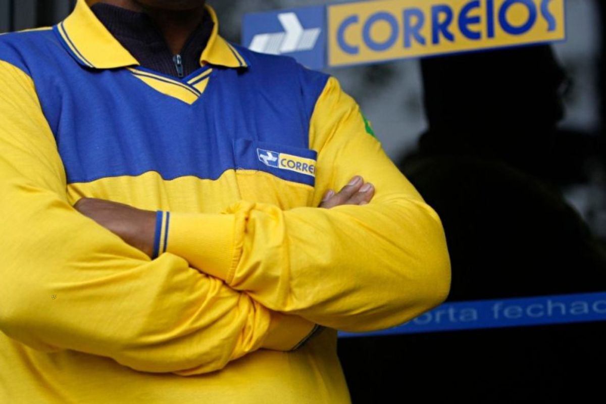 O prejuízo dos Correios é uma consequência da queda de receitas e aumento de custos, e a crise financeira pode levar a uma reestruturação ou até mesmo a um aporte financeiro do governo.