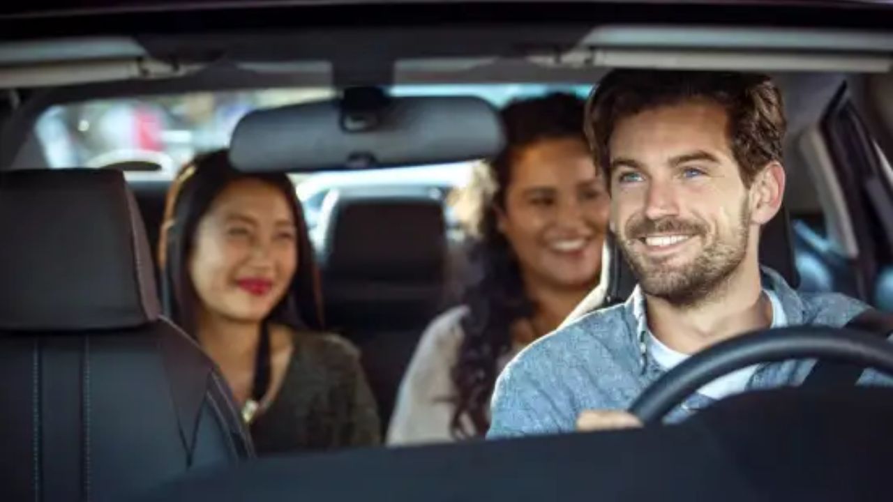 Saiba quanto ganha um motorista de Uber em 2025, os custos que reduzem o lucro e estratégias para aumentar a renda no Brasil.