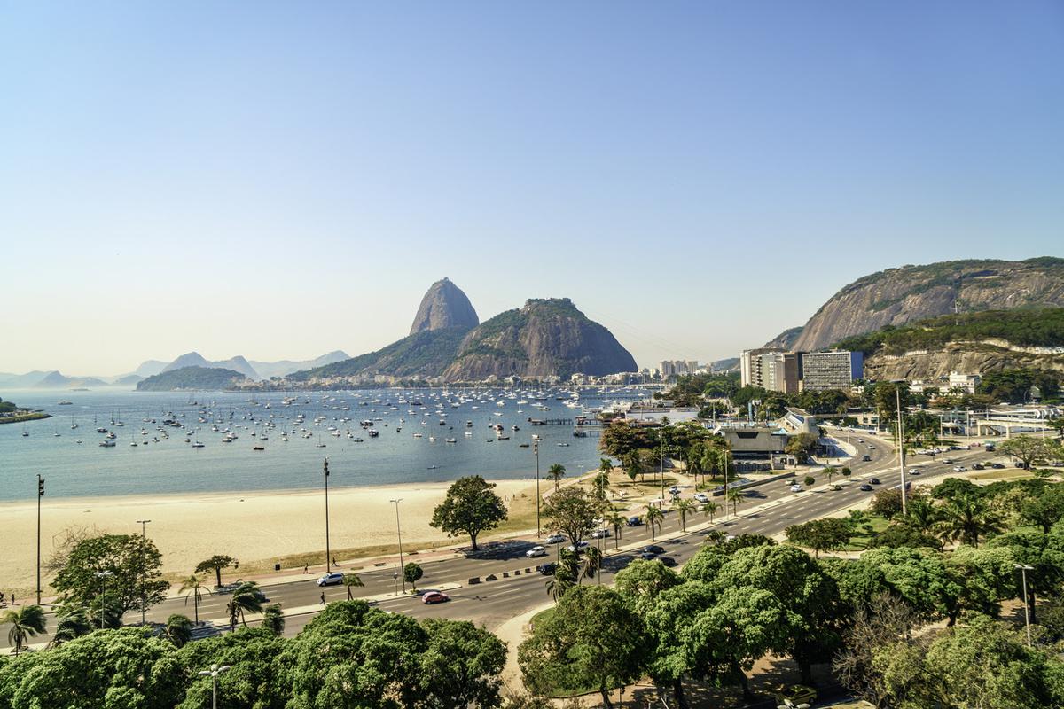 Vista panorâmica do Rio de Janeiro com o Pão de Açúcar e praia em destaque, relacionada ao estudo sobre insegurança turística em 2025.