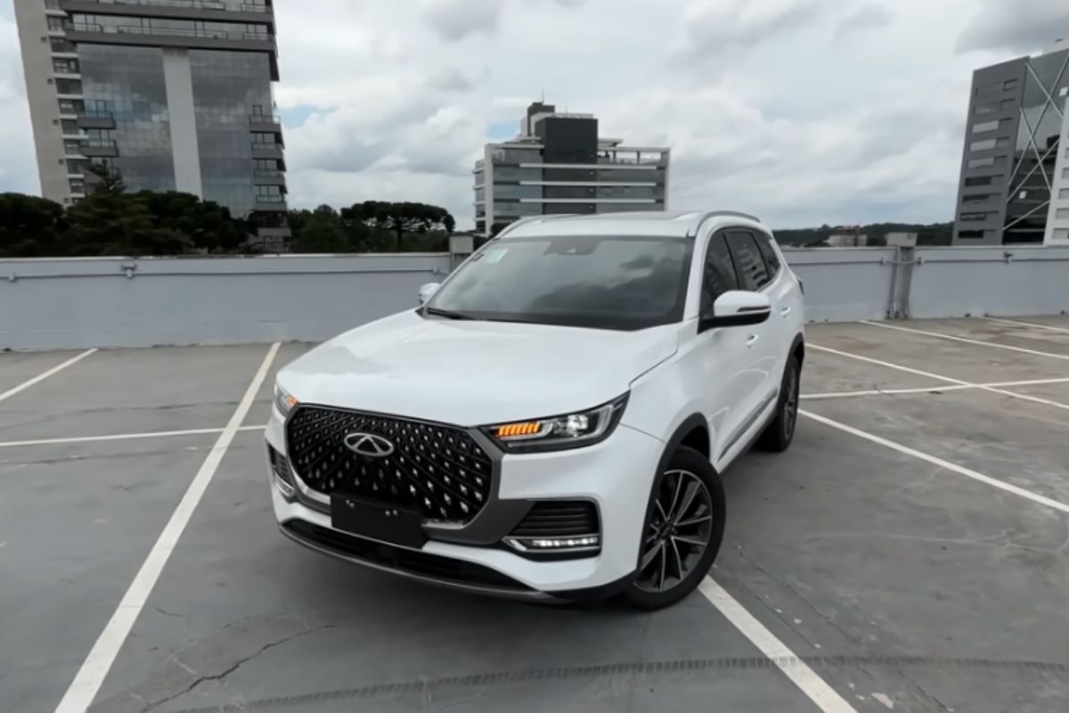 Enquanto Corolla Cross encarece com menos itens, Tiggo 8 PRO embute luxo escondido sob marca chinesa