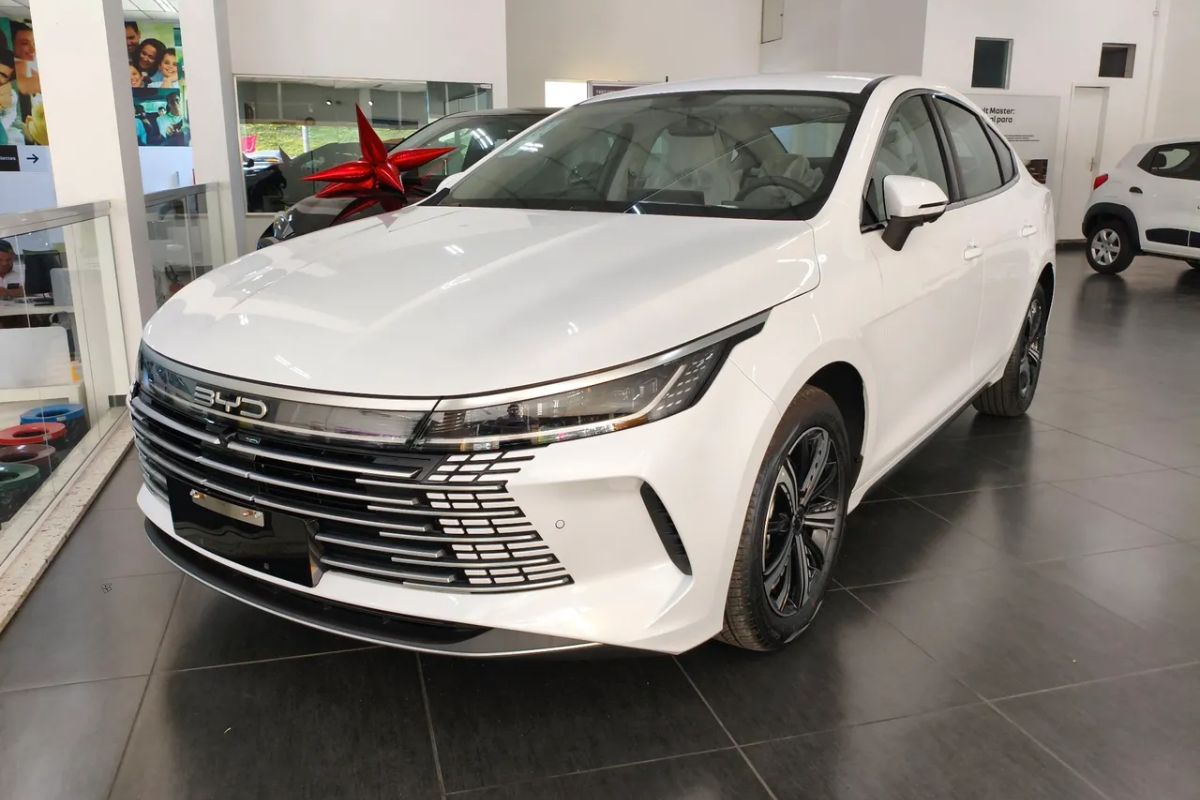 Brasil recebe versão mais potente do BYD King, mas com autonomia elétrica de apenas 35 km